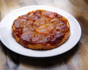 Tarte Tatin mit getrockneten Pfirsichen aus Andalusien Foto von Tarte Tatin mit getrockneten Pfirsichen aus Andalusien