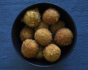 Panierte Linsenbällchen Foto von Panierte Linsenbällchen